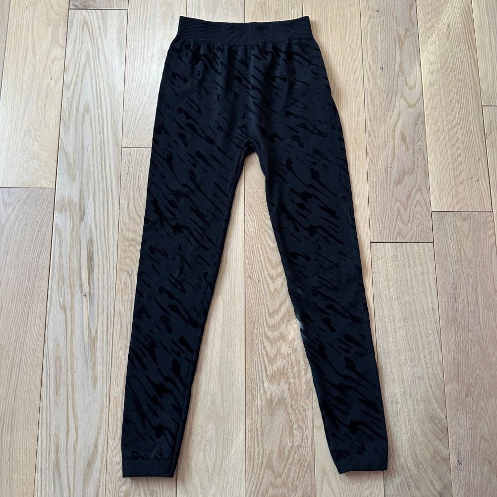 Connection 18 Black Zebra Stripe Leggings | Size: L / XL